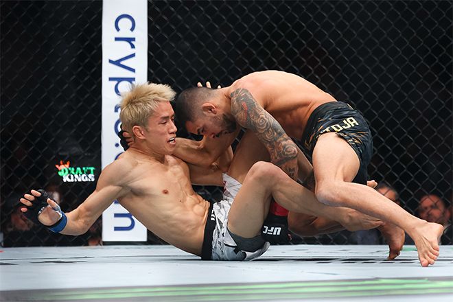 도전자 아사쿠라 가이(왼쪽)가 제7대 UFC 플라이급 챔피언 알레샨드리 판토자에 의해 넘어지고 있다. 사진=AP=연합뉴스 제공