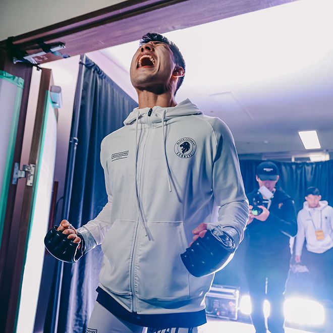 김민우가 2024년 1월 블랙컴뱃 10 메인이벤트를 위해 입장하고 있다. 사진=이데아 파라곤