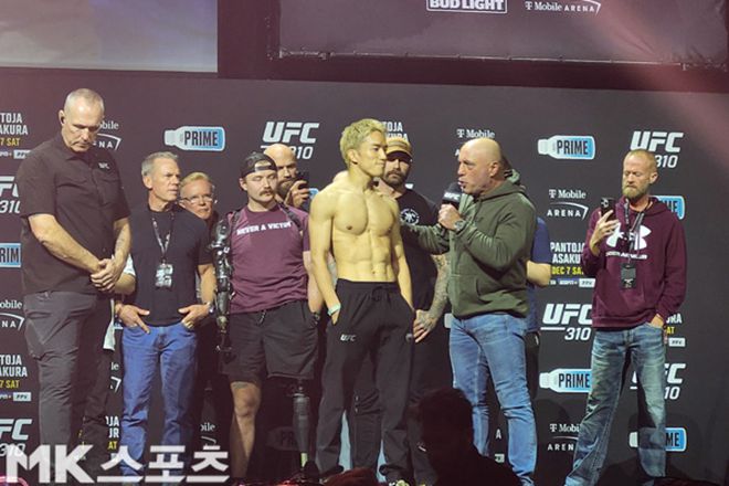 아사쿠라 가이(가운데)가 UFC 플라이급 타이틀매치 공개 계체 행사에서 인터뷰하고 있다. 사진=김재호 미국 특파원