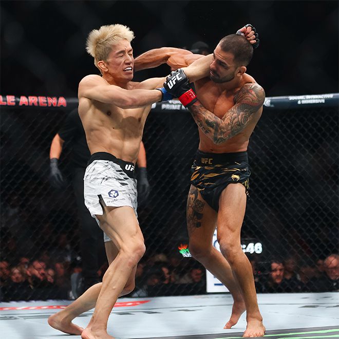 아사쿠라 가이(왼쪽) 펀치가 빗나가는 동안 제7대 UFC 플라이급 챔피언 알레샨드리 판토자 공격이 적중하고 있다. 사진=AP=연합뉴스 제공