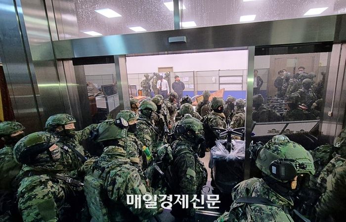 지난 4일 오전 1시 9분께 국회의사당 본관 2층에서 경계 중이던 특전사 병력이 철수 중이다. [이상현 기자]