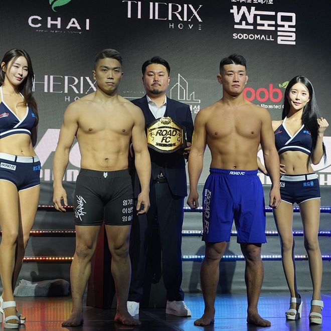 로드FC 서덕호(가운데) 대표가 참가자 둘의 계체 통과로 미들급 잠정 타이틀매치가 성사됐음을 알리며 챔피언 벨트를 들어 보이고 있다. 왼쪽은 임동환, 오른쪽은 제6대 미들급 챔피언 라인재. 사진=세계격투스포츠협회