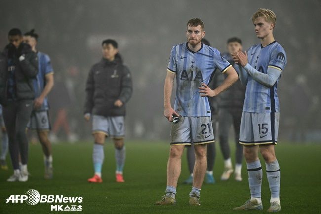 패배 후 실망하는 토트넘 선수들. 토트넘은 리그 11위에 내려앉아 있다. 사진(잉글랜드 노팅엄)=ⓒAFPBBNews = News1