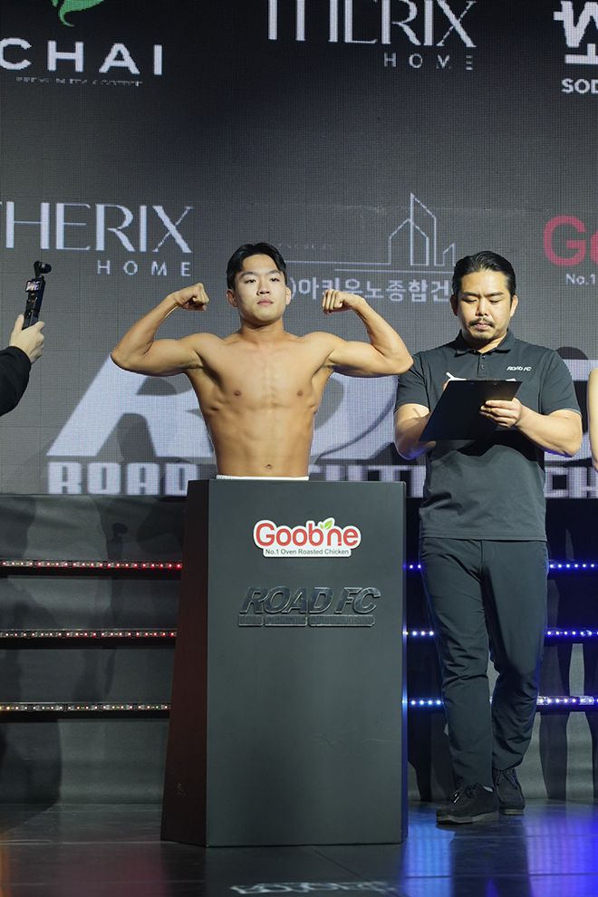 이정현(왼쪽)이 로드FC 71 플라이급 계체 통과 후 기념 촬영을 하고 있다. 사진=세계격투스포츠협회
