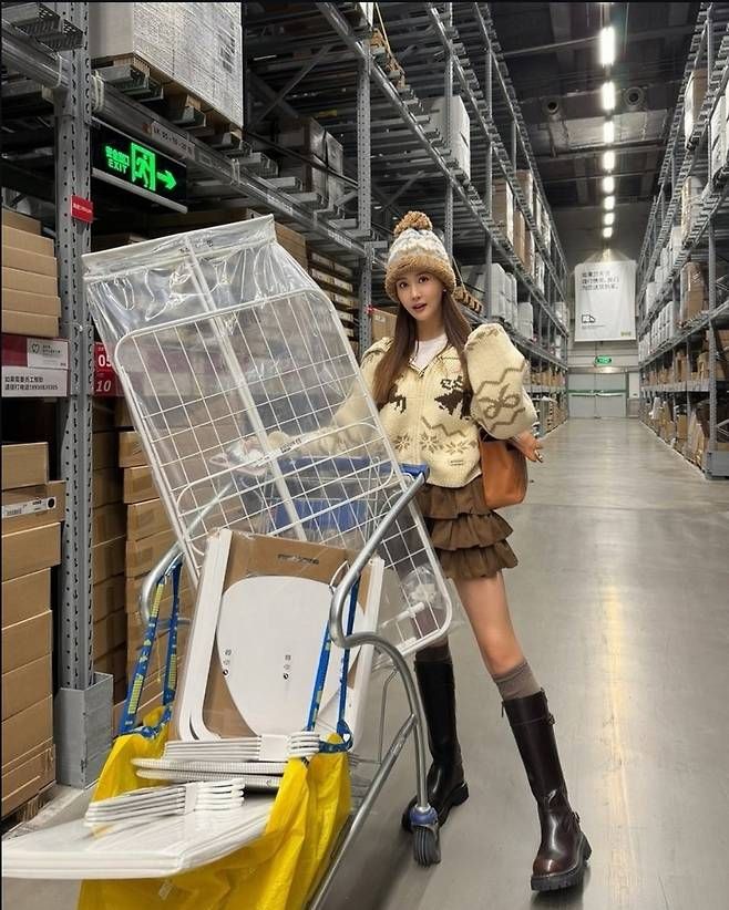 28일, 그녀는 자신의 인스타그램에 다채로운 스타일링이 돋보이는 사진 여러 장을 올리며 근황을 전했다. 사진=SNS