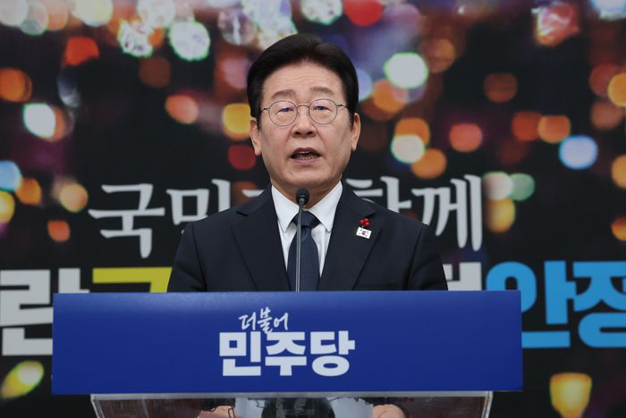 더불어민주당 이재명 대표가 27일 오전 서울 여의도 국회에서 한덕수 대통령 권한대행 국무총리 탄핵소추 등 정국 상황에 대한 입장을 발표하고 있다. [사진 출처 = 연합뉴스]