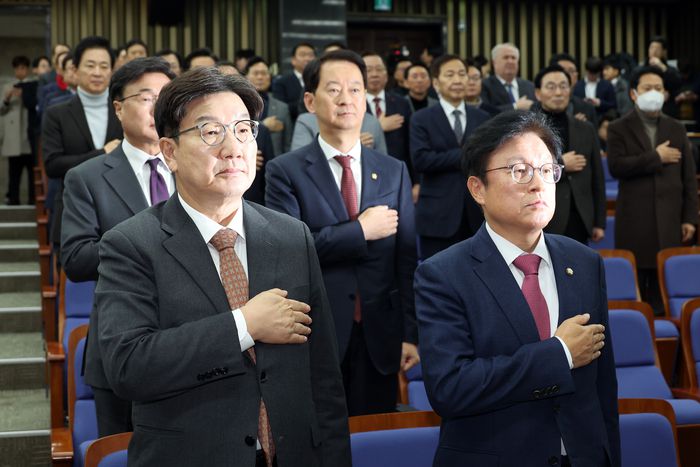 국민의힘 권성동 대표 권한대행 겸 원내대표가 27일 오전 서울 여의도 국회에서 열린 비상의원총회에 참석해 국기에 대한 경례를 하고 있다. [사진 출처 = 연합뉴스]