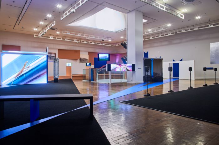 김성환 작가의 개인전이 열리고 있는 서울시립미술관 서소문본관 제2 전시실. 작가의 스튜디오처럼 꾸며진 이곳에는 비디오 설치 신작 ‘무제’(2024·맨 왼쪽) 등이 전시됐다. 서울시립미술관