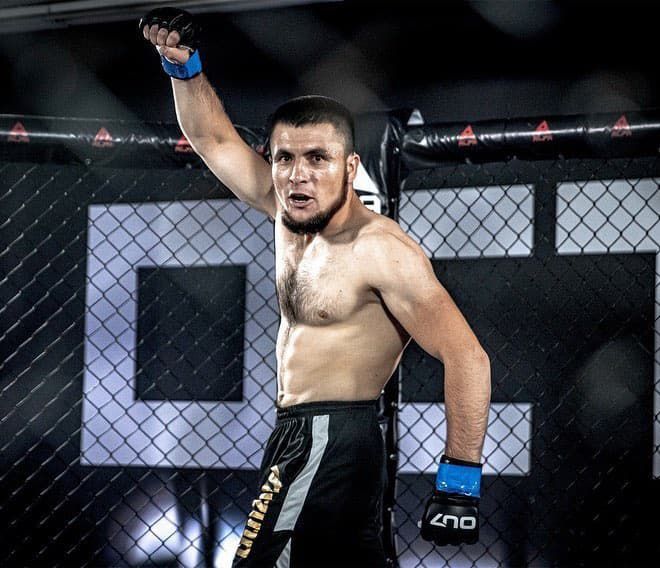 옷키르베크 쇼드모노프가 2021년 5월 카자흐스탄 알마티 옥타곤 데뷔전 선수 소개를 받고 있다. 사진=OCTAGON