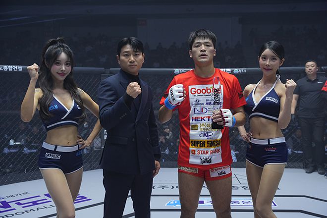 김민형(오른쪽에서 2번째)이 로드FC 71 승리 기념 촬영을 하고 있다. 사진=세계격투스포츠협회