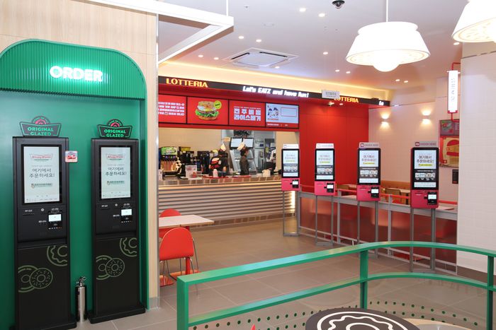 올해 2월 재단장 후 문을 연 롯데리아 ‘구로디지털역점’. 이곳은 롯데리아와 도넛 브랜드 ‘크리스피 크림 도넛’이 결합된 복합매장이다.  <롯데GRS>