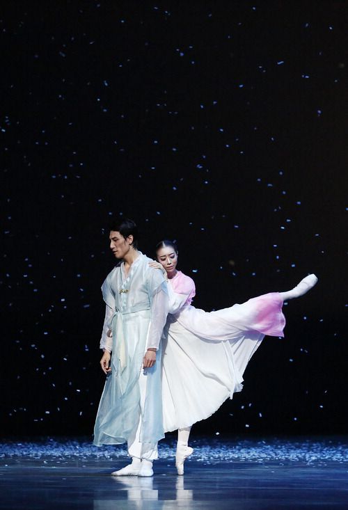 유니버설발레단의 창작 레퍼토리 '춘향' 중 이별 2인무. 유니버설발레단