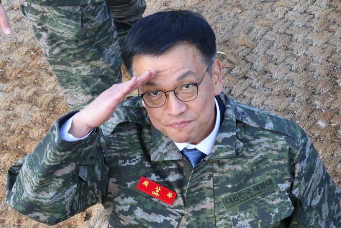 지난 1일 최상목 대통령 권한대행 겸 기획재정부 장관이 해병대 2사단을 방문해 한 병사의 경례를 받고 있다. [사진 제공=대통령실사진기자단]