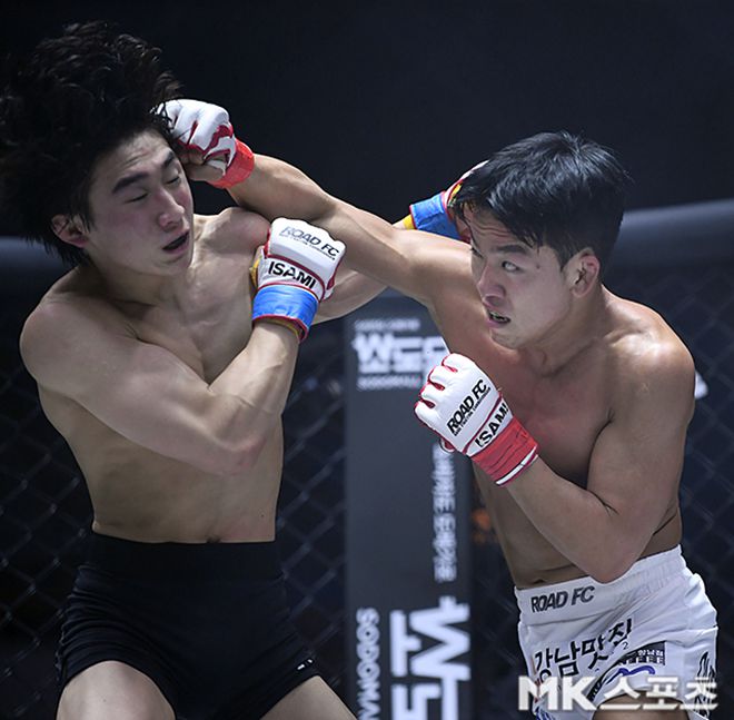 이정현(오른쪽)이 제3대 로드FC 플라이급 챔피언 결정 토너먼트 준결승에서 편예준을 공격하고 있다. 사진=천정환 기자