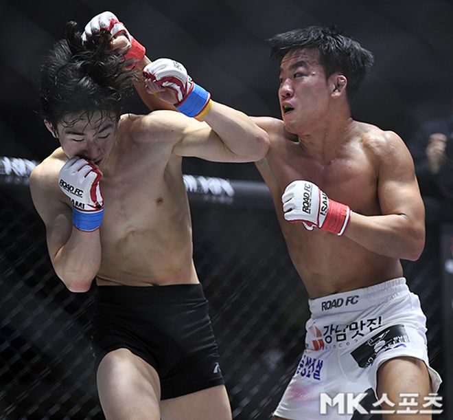 이정현(오른쪽)이 제3대 로드FC 플라이급 챔피언 결정 토너먼트 준결승에서 편예준을 몰아붙이고 있다. 사진=천정환 기자