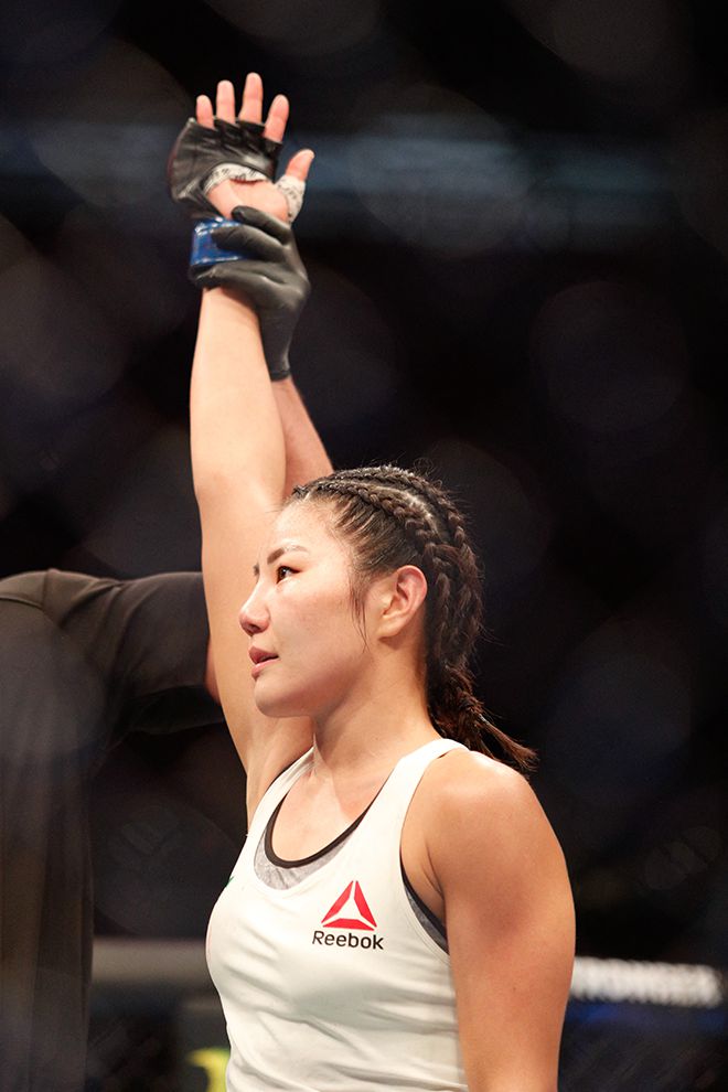 김지연이 2019년 10월 UFC 243 플라이급 경기 승리 선언을 받고 있다. 사진=AFP=연합뉴스 제공