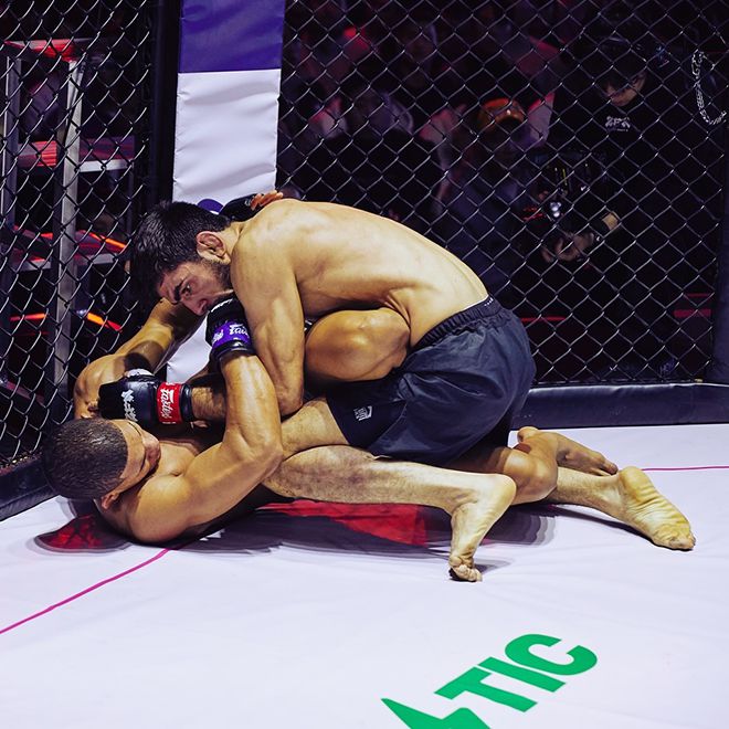 국제종합격투기연맹 유럽오픈 라이트급 우승자 도롭쇼흐 나보토프가 ZFN 2 UFC 파이트 패스 제3경기 마테우스 카밀루를 케이지 구석에 깔아놓고 상위 포지션을 유지하고 있다. 사진=MCP ECC 제공