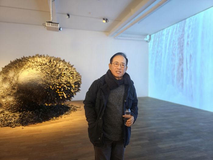 전광영 작가가 개인전이 열리고 있는 서울 종로구 가나아트센터에서 작품에 대해 설명하고 있다. 송경은 기자