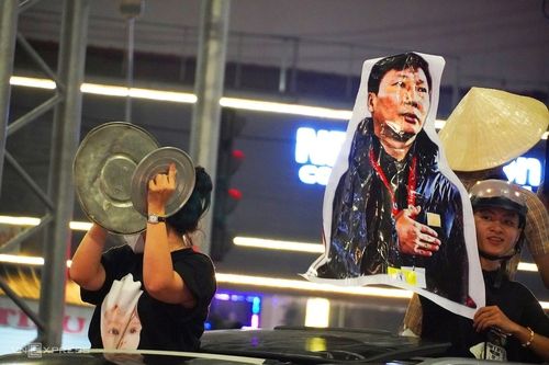 5일(현지시간) 밤 베트남 남부 롱안성 떤안시 거리에서 베트남 축구대표팀의 2024 미쓰비시일렉트릭컵 우승 소식에 열광하는 베트남 국민이 김상식 대표팀 감독의 사진을 들고 기뻐하고 있다. [VN익스프레스 홈페이지 캡처]