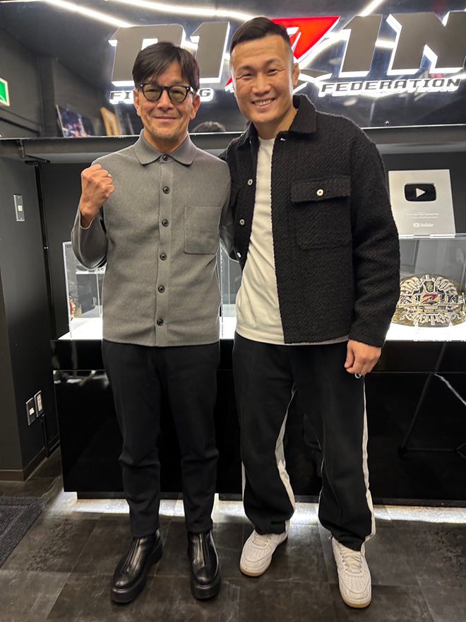 사카키바라 노부유키 대표는 2024년 크리스마스 이틀 전 ‘코리안 좀비’ 정찬성의 라이진 본사 방문을 공개했다. “선수 은퇴 후 대한민국에서 종합격투기대회 ZFN을 열어 큰 성공을 거두고 있는 만큼 앞으로 협력을 기대한다”고 밝혔다. 사진@nobu_sakakibara