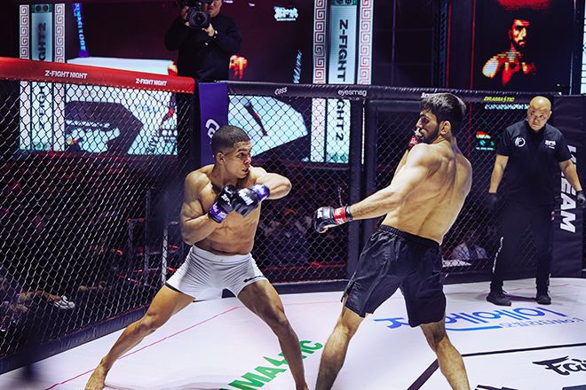 마테우스 카밀루(왼쪽)가 ZFN 2 UFC 파이트 패스 제3경기 타격 시도를 통해 테이크다운을 원하는 도롭쇼흐 나보토프를 뒤로 물러나게 하고 있다. 사진=MCP ECC 제공