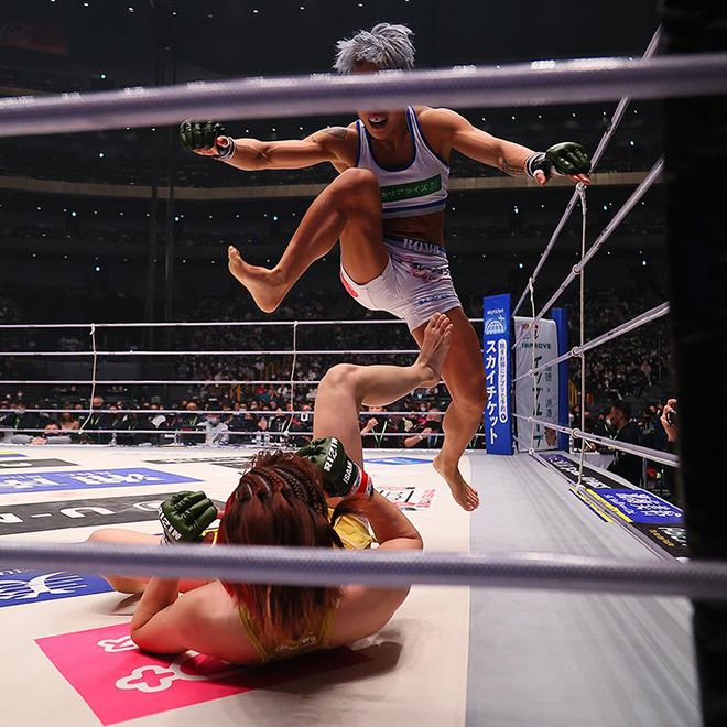 박시우가 2022 라이진 49㎏ 그랑프리 결승전 그라운드 포지션에 있는 이자와 세이카를 밟기 위해 점프하고 있다. 사진=RIZIN FF