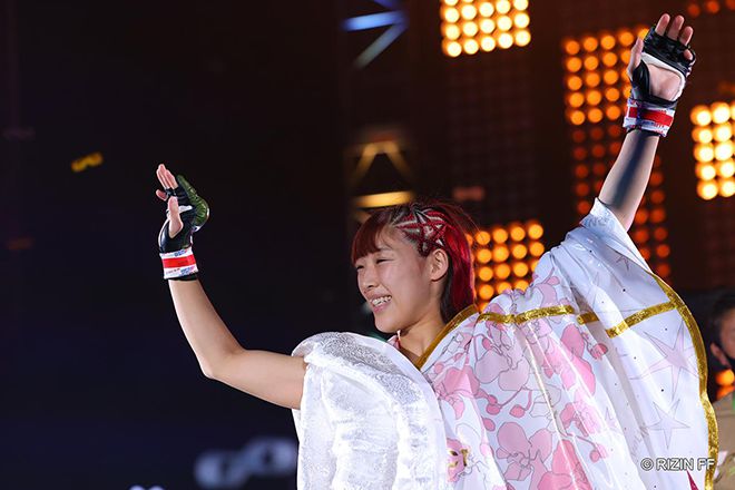 이자와 세이카가 2022 라이진 49㎏ 그랑프리 결승을 위해 입장하고 있다. 사진=RIZIN FF