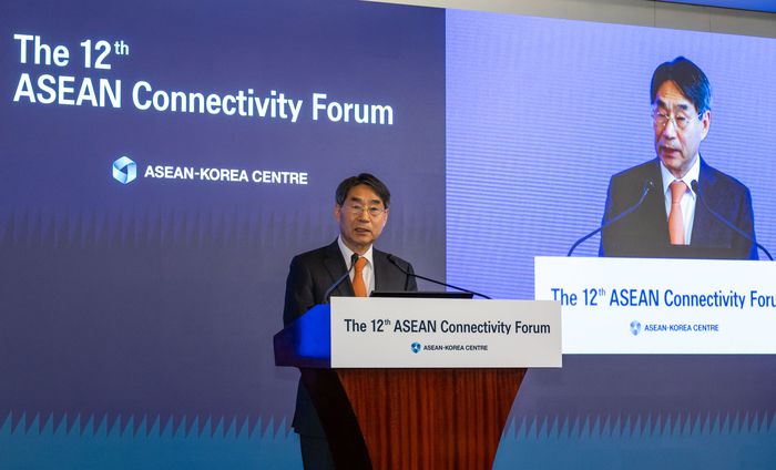 8일 서울 웨스턴 조선호텔에서 열린 제 12회 한-아세안 연계성 포럼에서 김재신 한-아세안 센터 사무총장이 개회사를 하고 있다. [사진=한-아세안 센터 제공]