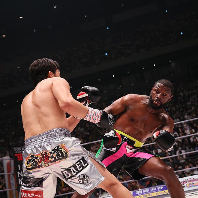 아사쿠라 미쿠루(왼쪽)가 2022년 9월 일본 사이타마 슈퍼아레나 라이진 메인이벤트로 열린 복싱 시범경기에서 플로이드 메이웨더 주니어를 상대하고 있다. 파이트 쇼츠에 인천 파라다이스시티 로고가 보인다. 사진=RIZIN FF