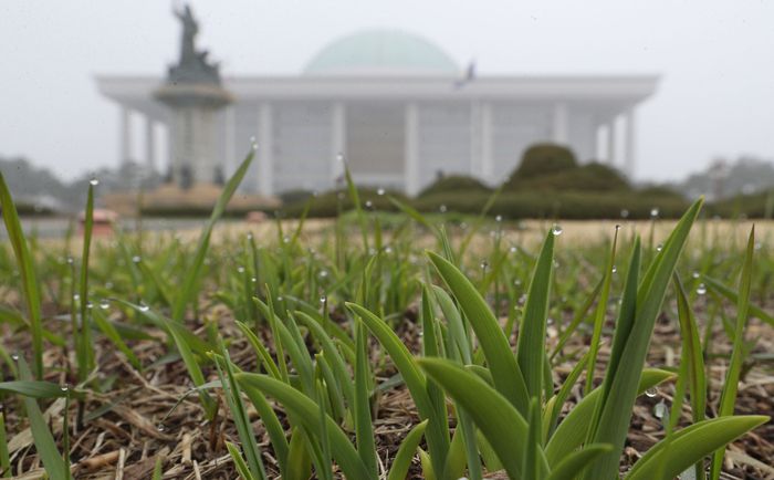 안개와 미세먼지로 뒤덮인 국회. 이승환 기자
