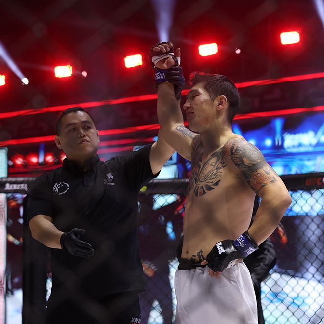 멘겐초오시 난딘예르데네(오른쪽)가 ZFN 2 UFC 파이트 패스 제2경기 승리 선언을 받고 있다. 사진=MCP ECC 제공