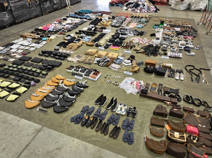 부산세관 수사팀이 위조 상품 보관 장소에서 압수한 혐의물품. [부산본부세관]