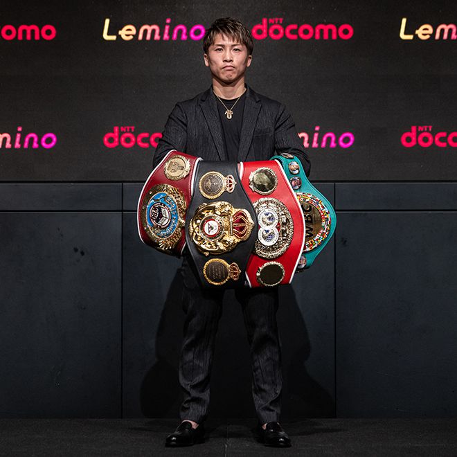 이노우에 나오야가 2024년 7월 일본 도쿄 기자회견에서 세계복싱기구 세계복싱협회 국제복싱연맹 세계복싱평의회 슈퍼밴텀급 챔피언 벨트를 들고 촬영에 응하고 있다. 사진=AFP=연합뉴스 제공