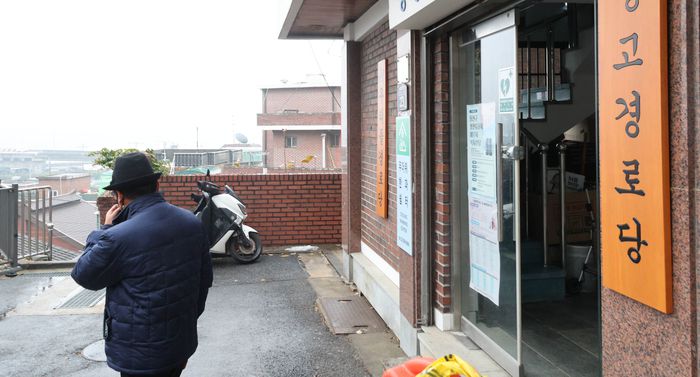 동빙고 경로당 앞에서 한 어르신이 전화를 받고 있다. [이충우 기자]