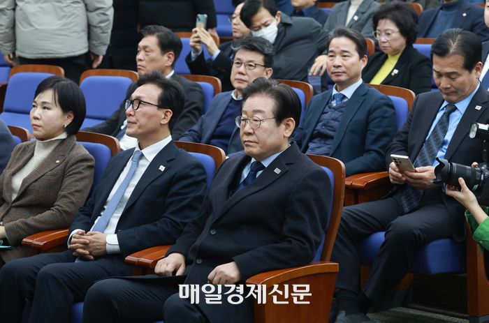 이재명 더불어민주당 대표가 15일 국회에서 열린 의원총회에 참석하고 있다. 2025.1.15 [김호영기자]