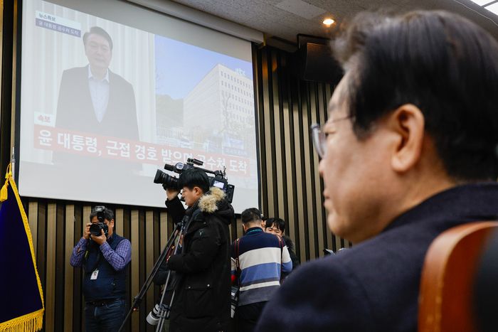 (서울=뉴스1) 안은나 기자 = 이재명 더불어민주당 대표가 15일 오전 서울 여의도 국회에서 열린 비상 의원총회에 참석한 가운데 윤석열 대통령 체포 뉴스가 나오고 있다. 2025.1.15/뉴스1