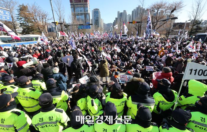 윤석열 대통령이 체포된 15일 경기 과천시 정부과천청사 고위공직자범죄수사처(공수처) 앞에서 윤 대통령 지지자들이 집회를 하고 있다. 2025.1.15 [한주형기자]