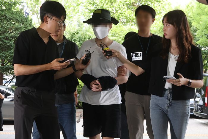 서울 은평구의 한 아파트에서 이웃 주민에게 일본도를 휘둘러 숨지게 한 혐의로 경찰에 긴급 체포된 백모(37)씨가 구속 전 피의자 심문(영장실질심사)을 받기 위해 작년 8월 서울 마포구 서울서부지법으로 들어서고 있다. [연합뉴스]