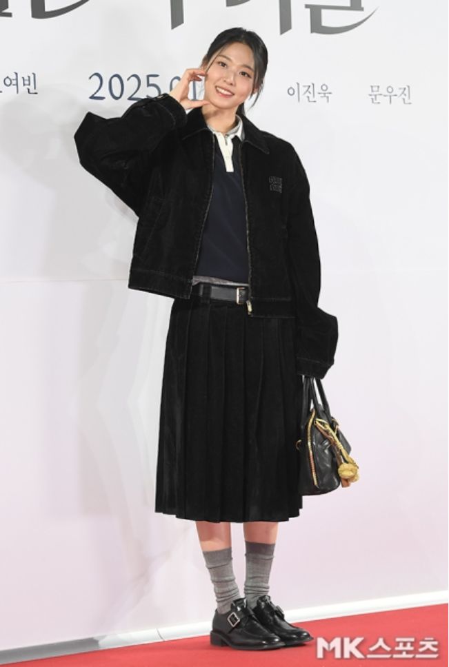 설현은 블랙 재킷과 플리츠 스커트를 매치하며 트렌디한 스쿨룩을 연출했다. 사진=천정환 기자