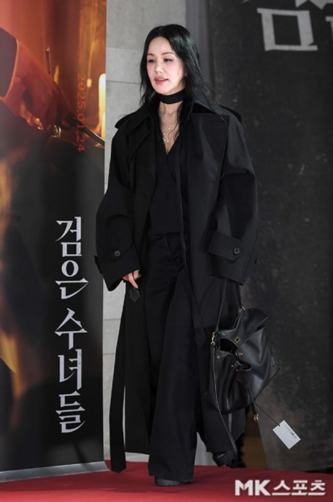 포토월에 등장한 엄정화는 롱 트렌치코트와 블랙 팬츠를 매치해 시크하면서도 당당한 분위기를 뽐냈다. 사진=천정환 기자