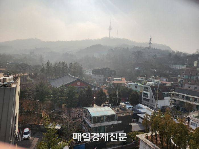 뿌연 미세먼지 뒤로 남산서울타워가 희미하게 보인다. [조성신 기자]