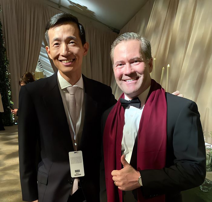 김동관 한화그룹 부회장과 마이크 왈츠 국가안보보좌관이 기념 촬영하고 있다. [사진 = 한화그룹 제공]