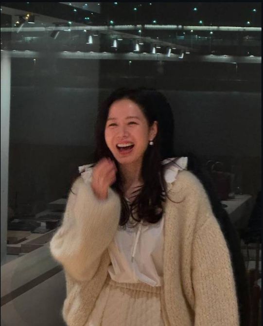 손예진은 크림색 니트 카디건과 퀼팅 디테일이 돋보이는 플레어 롱스커트를 매치하며 겨울의 따뜻한 무드를 한껏 담아냈다. 사진=손예진 SNS