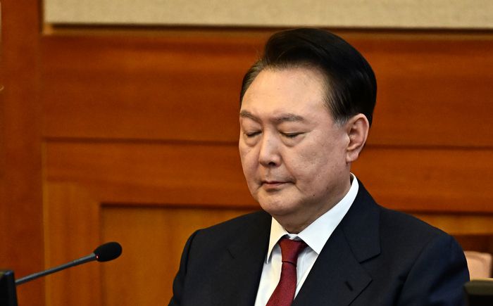 윤석열 대통령이 23일 서울 종로구 헌법재판소에서 열린 탄핵심판 4차 변론에 출석해 생각에 잠겨 있다. [사진 = 사진공동취재단]