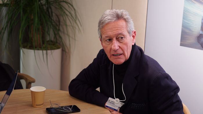 존 칩먼 IISS 이사장이 스위스 다보스에서 열린 세계지식포럼에서 손현덕 매일경제 대표와 인터뷰를 진행하고 있다. [배병민 MBN 기자]