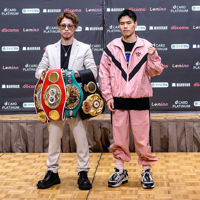 이노우에 나오야와 김예준이 1월22일 프로복싱 슈퍼밴텀급 통합타이틀매치 기자회견 촬영을 하고 있다. 챔피언 벨트는 왼쪽부터 세계복싱기구 국제복싱연맹 세계복싱평의회 세계복싱협회. 사진=AFP=연합뉴스 제공