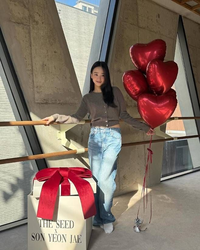 손연재는 브라운 컬러의 크롭 가디건에 루즈핏 데님 팬츠를 매치해 세련된 캐주얼룩을 완성했다.사진=손연재 SNS