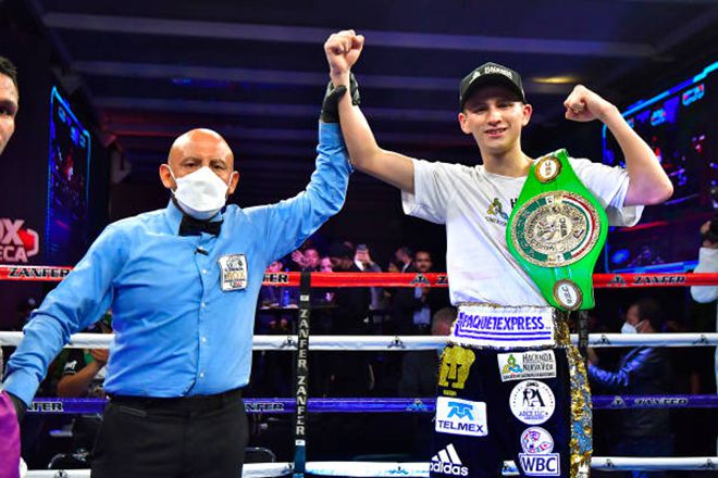 알란 피카소(오른쪽)가 2021년 7월 세계복싱평의회 유스(23세 이하) 인터콘티넨털 페더급 챔피언 벨트를 어깨에 메고 멕시코 홈경기 승리 선언을 받고 있다. 사진=Getty Images=연합뉴스 제공