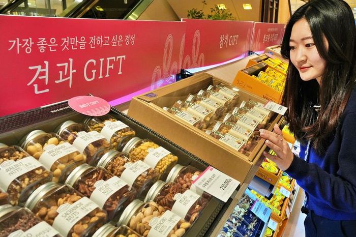 롯데백화점 설 선물세트 판매. [사진 = 롯데백화점 제공]
