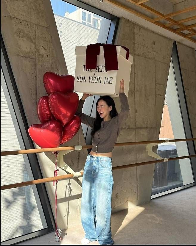 심플한 의상과 어우러진 손연재의 청순한 미소는 보는 이들에게 설렘을 선사했다. 사진=손연재 SNS